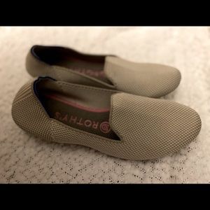 They are size 7, but fit more like 6.5. After pregnancy they do not fit anymore.